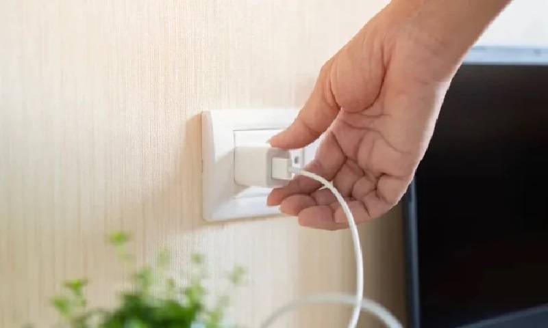 سوئچ میں لگے رہنے والے فون چارجر بجلی کے بل میں کتنا اضافہ کرتے ہیں؟
