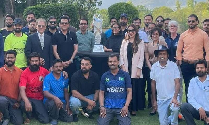عاطف رانا کا پی ایس ایل کی ٹرافی کے ساتھ امریکی سفارتخانے کا دورہ 