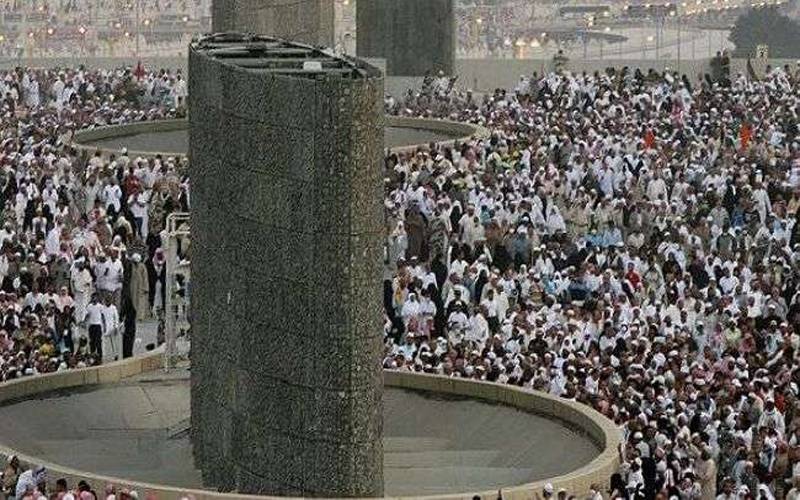 حج کا آخری مرحلہ،شیطان کو کنکریاں مارنے کا عمل شروع
