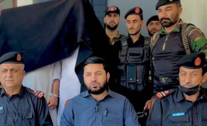 سب پھڑے جان گے۔۔ چرس اسمگلنگ کرتےہوئے 3 پولیس والے گرفتار