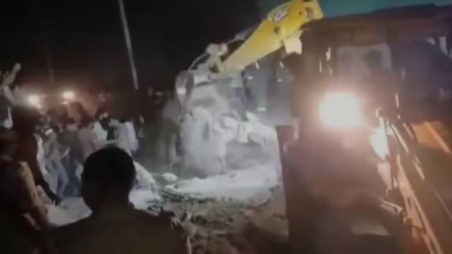  مردان : آرم کالونی میں سلنڈر پھٹنے سے 2 منزلہ گھر کی چھت منہدم،6 افراد جاں بحق 