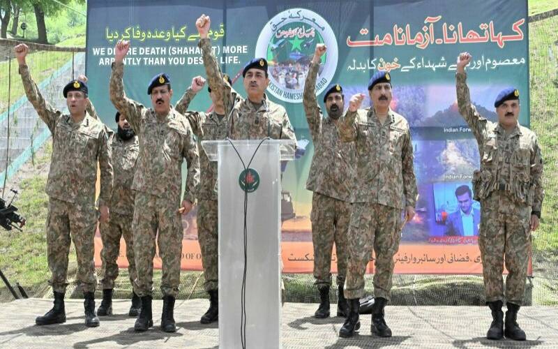 فیلڈ مارشل سید عاصم منیر کا لائن آف کنٹرول پر اگلے مورچوں کا دورہ، جوانوں کے ساتھ عیدالاضحیٰ منائی