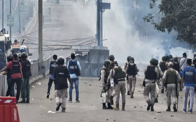 منی پور میں کشیدگی بڑھ گئی، کرفیو نافذ، انٹرنیٹ معطل، مظاہرے شدت اختیار کر گئے