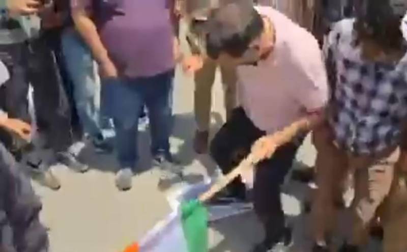 ٹرمپ کی مسئلہ کشمیر  کے حل کی کوشش،انتہاپسند ہندو سیخ پا، امریکی پرچم کی بے حرمتی کر ڈالی