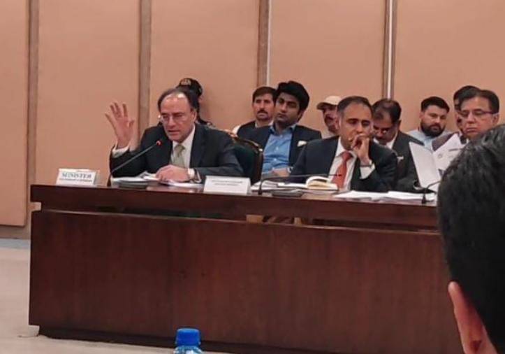 رواں سال شرح سود سنگل ڈیجیٹ میں آجائیگا، وزیر خزانہ نے قائمہ کمیٹی کو خوشخبری سنا دی