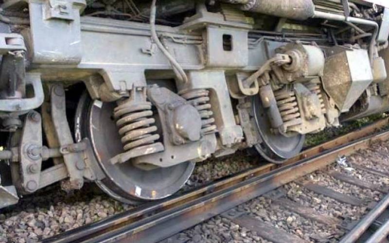 کندھکوٹ میں مسافر ٹرین کی 7 بوگیاں پٹری سے اتر گئیں