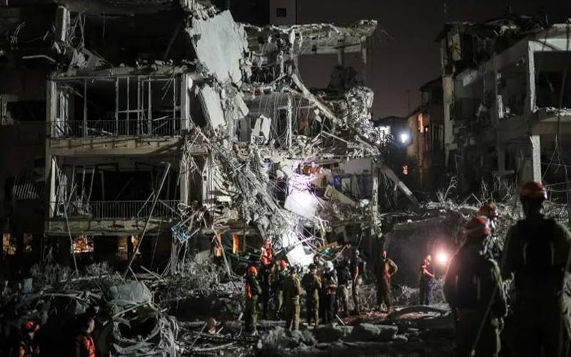  ایران نے اسرائیل پر میزائل حملوں کی بارش کر دی،کئی عمارتیں تباہ، 4 ہلاک، 60 سے زائدزخمی