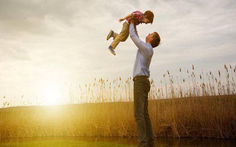 والد سے محبت کے اظہار کا عالمی دن آج منایا جا رہا ہے
