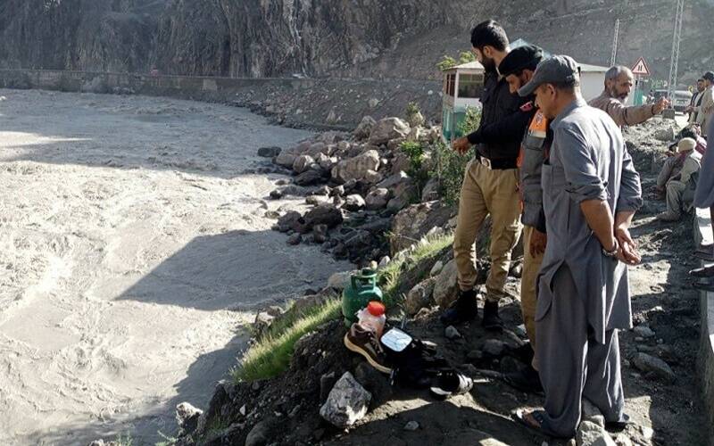 گلگت بلتستان میں ایک اور حادثہ: مسافروں سے بھری گاڑی دریا میں جاگری،7 افراد لاپتہ  