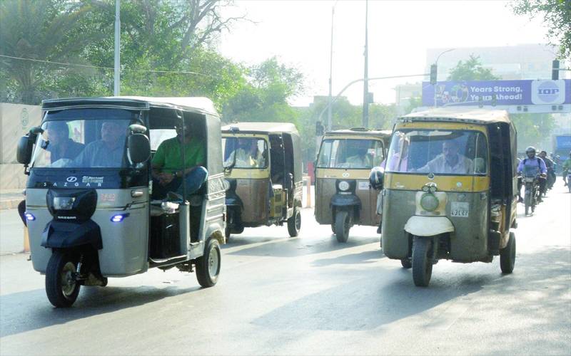 کراچی کی 20 سڑکوں پر رکشوں کے داخلے پر پابندی عائد