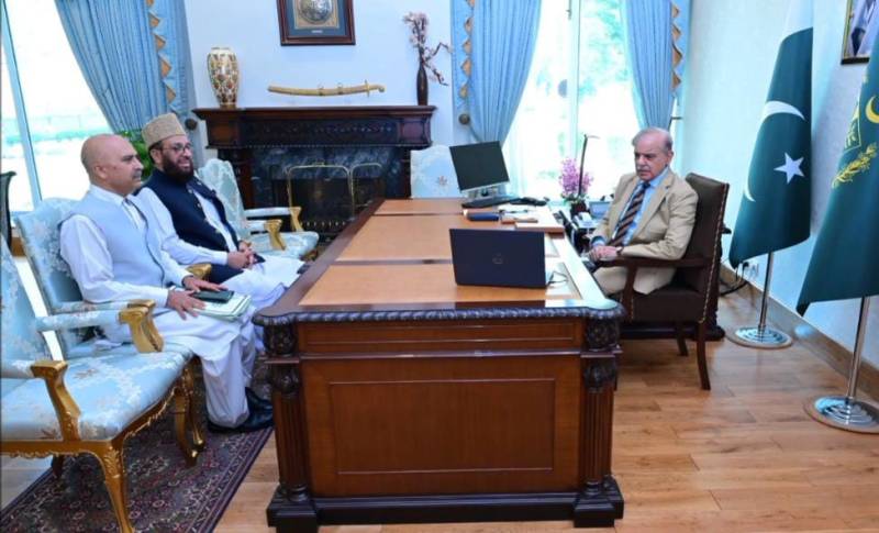 وزیراعظم سے وفاقی وزیر اورسیکریٹری مذہبی امور  کی ملاقات، حج  انتظامات کامیابی سے کروانے پر اعزازی شیلڈ دی