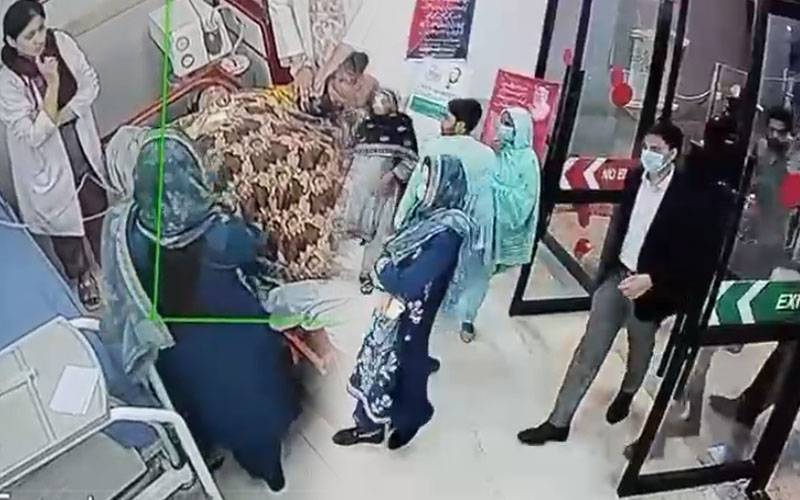 سینئر صوبائی وزیر مریم اورنگزیب کا جنرل ہسپتال کا بغیر پروٹوکول اچانک دورہ
