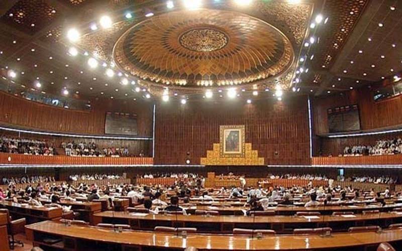 قومی اسمبلی میں حکومتی وزیر ،پی ٹی آئی  ارکان میں ہاتھا پائی،شدید تلخ کلامی
