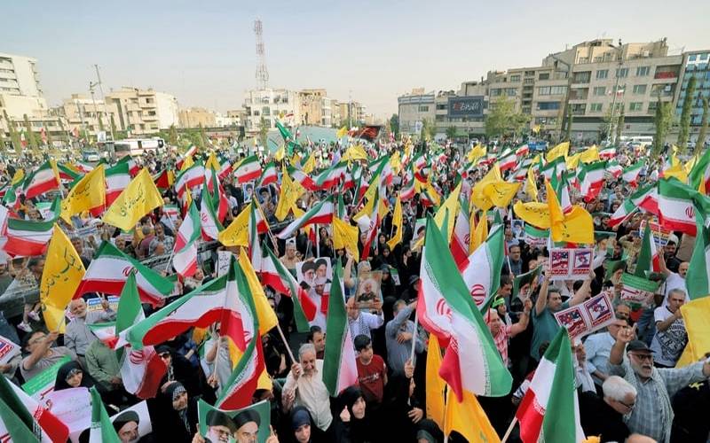  جنگ بندی کے بعد ایران میں جشن، ایرانی پرچم لہراتے ہزاروں شہری سڑکوں پر نکل آئے