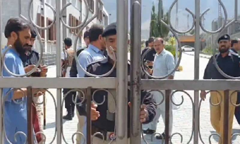  الاؤنسز میں اضافہ کیا جائے، گلگت اسمبلی کے باہر پولیس اہلکاروں کا احتجاج 