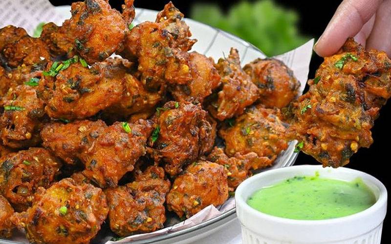 چکن پکوڑے گھر میں بنا کر بارش کا مزہ دوبالا کریں، آسان اور مزیدار ریسیپی