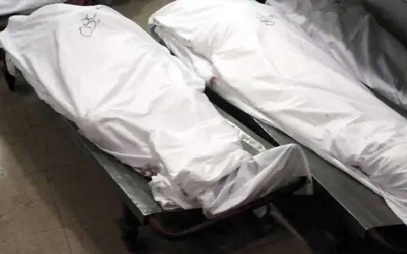 چلتی کار پر بجلی کا پول گرنے سے 2 افراد جاں بحق اور 2خواتین زخمی 