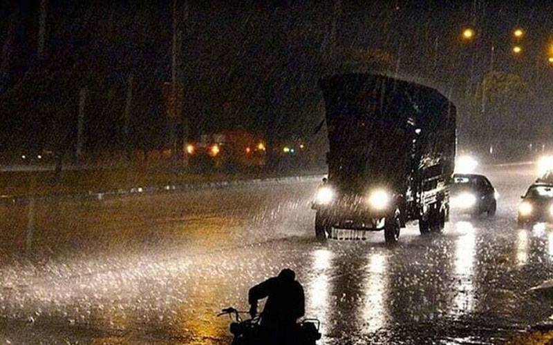 کراچی میں بھی بادل برس پڑے