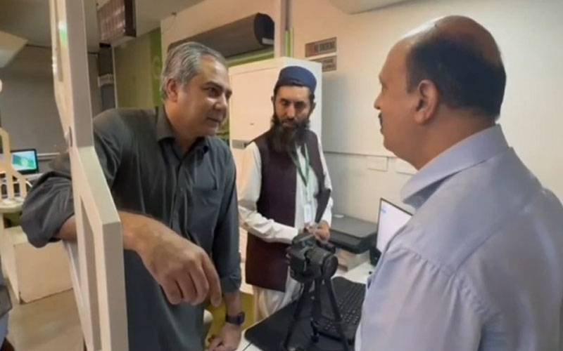 اسلام آباد: محسن نقوی کا نادرا میگا سنٹر کا اچانک دورہ، سہولیات کی فراہمی کا جائزہ لیا
