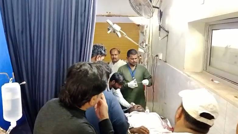 سیہون شریف میں مسافر کوچ الٹنے سے دو افراد جاں بحق، 20 زخمی