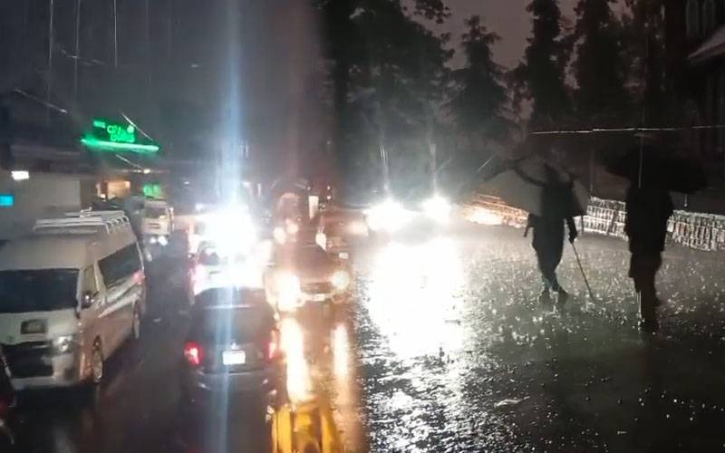 ایبٹ آباد ;گلیات میں لینڈ سلائڈنگ،مری روڈ پر ٹریفک مفلوج