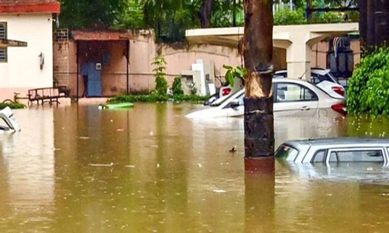 بارش سے سکول ڈوب گیا، 162 بچے رات بھر چھت پر پھنسے رہے
