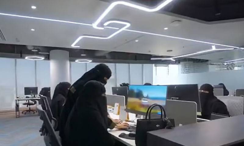 سعودی خواتین ملازمین کیلئے بڑی خوشخبری، 3 ماہ کی تنخواہ ایڈوانس ملے گی