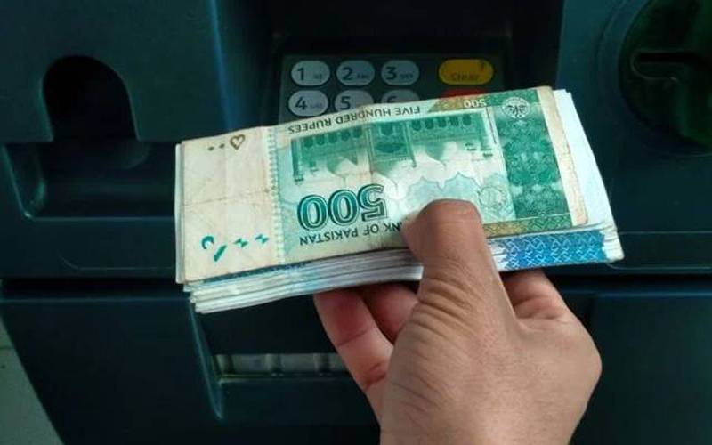 چارجز  میں اضافہ،اے ٹی ایم سے پیسے نکالنے پر اب کتنی کٹوتی ہوگی؟جانیے