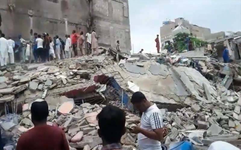 کراچی:عمارت تلے دبے  شخص کا عزیز واقارب ، ریسکیو حکام کو ٹیلی فون،مدد کی درخواست 