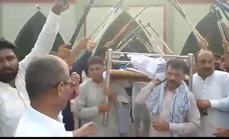انٹرنیشنل ہاکی کھلاڑی اکمل سکندر انتقال کر گئے، جنازہ سے قبل میت پر ہاکیوں سے سایہ