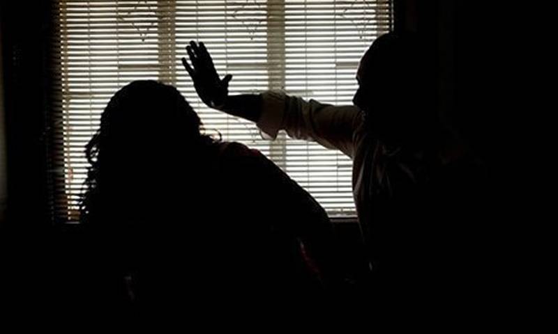 سالن میں زیادہ نمک  ڈالا یا کوئی اور چکر، شوہر کا بیوی پر تشدد اور حملہ چھت سے گر کر مر گئی