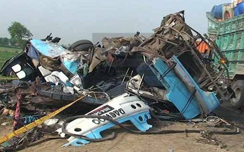 مظفر گڑھ: بس اور ٹریلر میں تصادم،6 افراد جاں بحق،18 زخمی