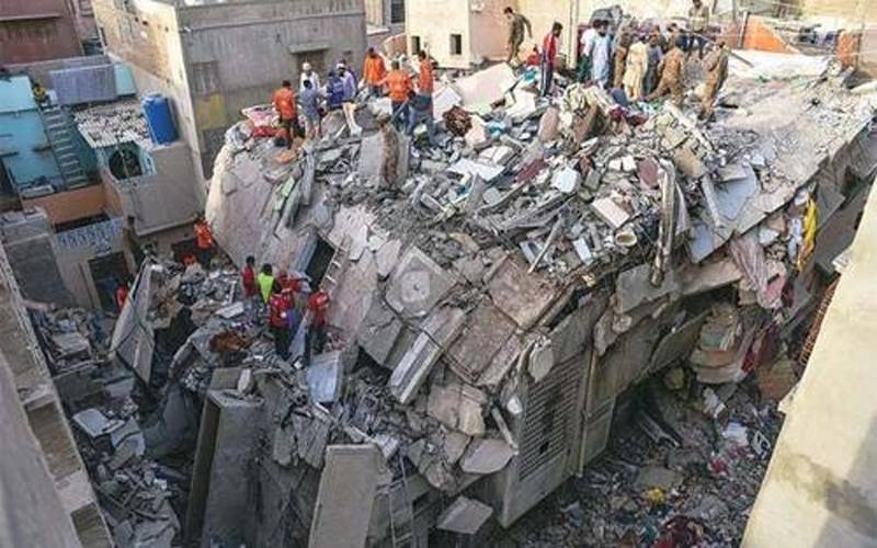 کراچی:لیاری میں عمارت گرنے کے بعد ریسکیو آپریشن تاحال جاری، 17 لاشیں نکال لی گئیں