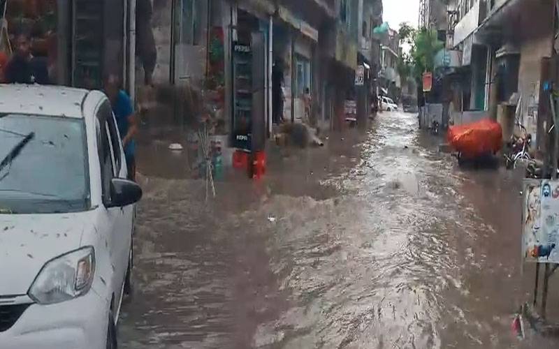 راولپنڈی: شہر میں موسلادھار بارش کے باعث نشیبی علاقے زیرِ آب 
