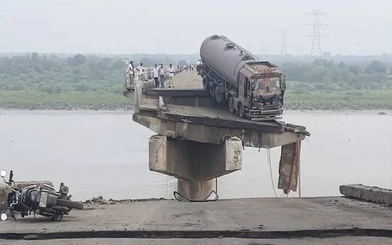   گجرات میں پل کا حصہ گرنے سے گاڑیاں دریا میں جاگریں، 10 افراد ہلاک