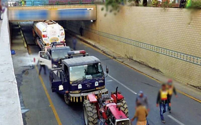 کراچی ،ٹرک کی بریک فیل، متعدد گاڑیوں کو نقصان،ہجوم بپھر گیا