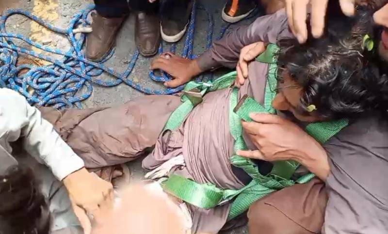 جسے اللہ رکھے۔۔ دریائے کنہار میں بہہ جانے والے سیاح  کو 16 گھنٹے بعد زندہ بچا لیا گیا