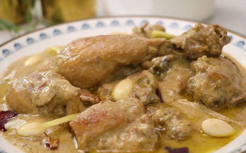  ترکیب :کیوں نہ آج ڈنر میں چکن بادامی قورمہ بنائیں