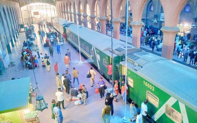 پاکستان ریلوے نےمسافراورفریٹ ٹرینوں کے کرایوں میں اضافہ کردیا