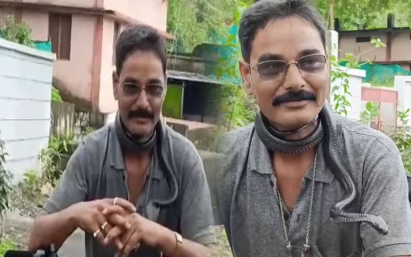 کوبرا ریسکیو کر کے گلے میں لپیٹنے والا شخص سانپ کے کاٹنے سے ہلاک