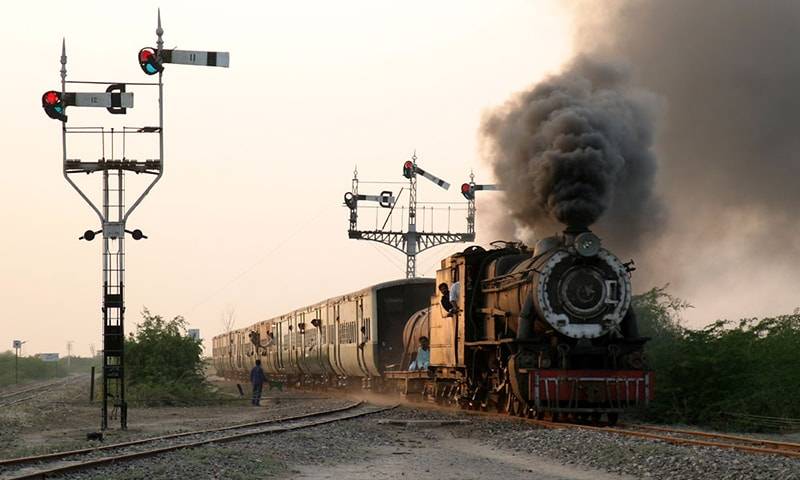 ذہنی معذور عورت ریلوے سگنل ٹاور پر چڑھ گئی،ریسکیو اہلکاروں نے نیچے اتار ا،اسپتال منتقل