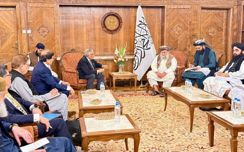اسحاق ڈار کی افغان عبوری وزیر اعظم ملا محمد حسن اخوند سے ملاقات 