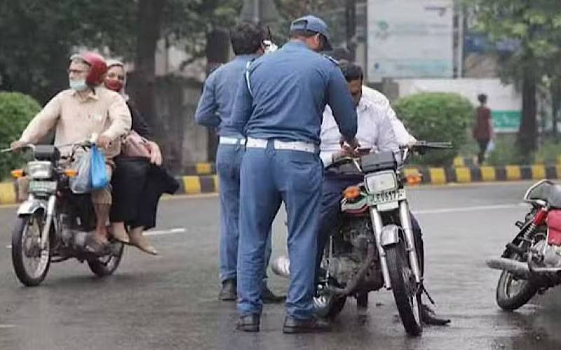 لاہور میں بغیر ہیلمٹ موٹر سائیکل چلانے پر مکمل پابندی عائد