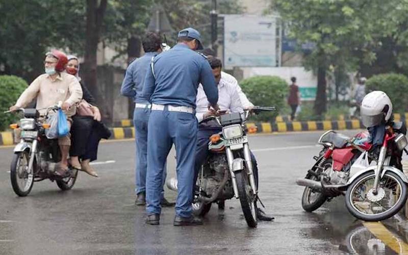 پولیس اہلکار ہیلمٹ نہ پہننے والوں کے خلاف کریک ڈاؤن کامذاق اڑانے لگے