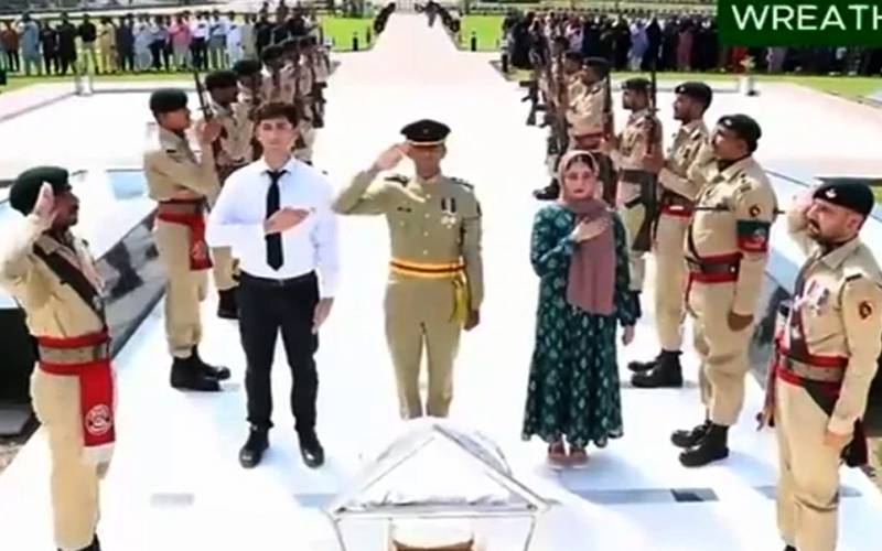 آئی ایس پی آر سمر انٹر ن شپ 2025 کے طلبہء کا یادگارِ شہداء کا دورہ