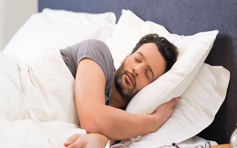 کروٹ لے کر سونا یا کمر کے بل لیٹنا،صحت کے لئے کیا بہترہے؟