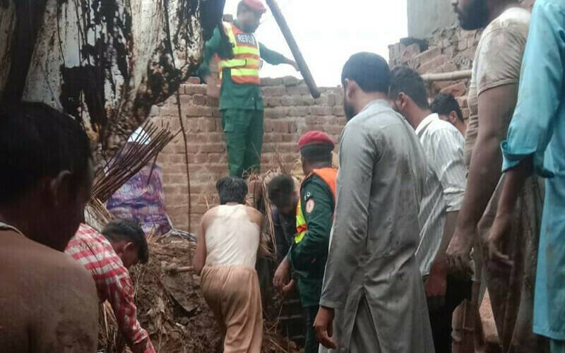 لاہور میں مکان کی چھت گرگئی، ایک شخص جاں بحق، 3 افراد کو ملبے سے زندہ نکال لیا گیا