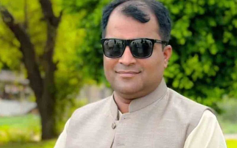 این اے175ضمنی انتخاب: دانیہ شاہ کے شوہر 2 بیویوں کے ہمراہ کاغذات نامزدگی جمع  کروانے پہنچ گئے
