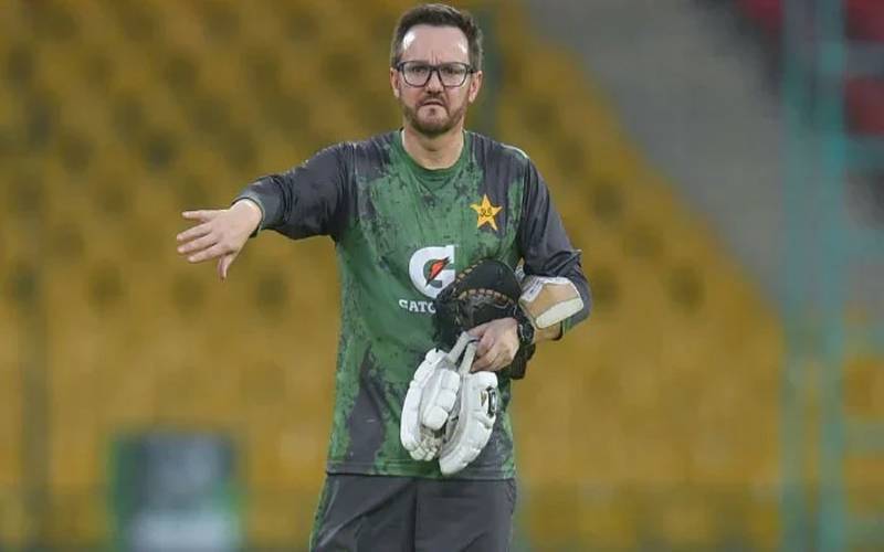 قومی ٹیم کے ہیڈ کوچ مائیک ہیسن نے ٹی ٹوئنٹی سیریز میں شکست کا ملبہ پچ پر ڈال دیا 