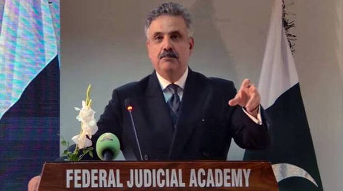 عدالتی معاملات2 شفٹوں میں چلانے پر غور کر رہے ہیں: چیف جسٹس پاکستان 